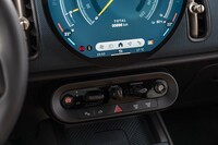 ギアセレクターやパーキングブレーキスイッチ、エンジンスタート／ストップボタンなどは、すべてセンターディスプレイ下のスイッチエリアに集約されている。