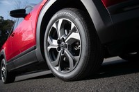 タイヤサイズは215/55R18。試乗車はブリヂストンの「トランザT005A」を履いていた。