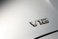 Cピラーの根元を飾る「V12」のバッジ。「M760Li xDrive」では、このほかにもセンターコンソールやサイドシルプレートなど、いたるところにV12のロゴがあしらわれている。