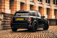 「ミッドナイトブラックメタリック」のボディーカラーとシルバールーフが採用される「シャドーエディション」のエクステリア。