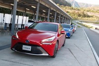 2020年10月、発売に先駆けて、報道陣向けに新型「ミライ」のプロトタイプ試乗会が開催された。写真はその舞台となった富士スピードウェイ内ショートサーキットでのひとこま。