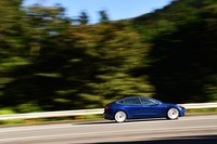 デュアルモーターの「モデル3パフォーマンス」が0-100km/h加速に要する時間は3.4秒。最高速は261km/hと公表される。