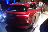 「iX xDrive40」のリアビュー。ボディーサイズは全長×全幅×全高＝4953×1967×1695mm。