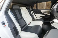 試乗車のインテリアはブラック×ホワイトの2トーン。ほかにブラック×ホワイトグレー、ブラック×フレアレッドの内装色が選べる。