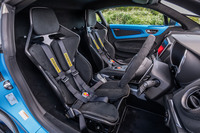 「A110」用としては最軽量となるカーボンシェルのサベルト製フルバケットシート。通常の3点式シートベルトは外され、代わりに6点式のシートベルトが標準で装備される。