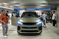 ガレージにて「レンジローバー・スポーツSVエディションワン」の実車を確認する報道関係者。価格はボディーカラーが「フラックスシルバー」「オブシディアンブラック」の車両が2474万円、「カーボンブロンズ」の車両が2784万8000円となっている。（写真：webCG）