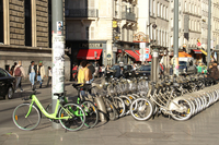 シェアリング自転車。パリ市のヴェリブ（右のグレー車両）は、専用ステーションが拠点。いっぽう、アプリを使った民間版（左の緑車両）は、借り出し地・返却地とも原則自由だ。2017年10月撮影。