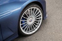 20インチの「アルピナ・クラシックホイール」はオプション。タイヤ銘柄は「ピレリPゼロ」で、もちろんアルピナ認証の“ALP”の刻印入りだ。
