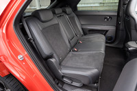 リクライニング＆スライド機能や座面下のコンセントなど、後席まわりの快適装備はスタンダードな「アイオニック5」からきちんと受け継いでいる。