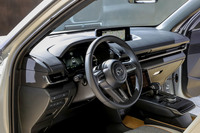 「MX-30」のインテリアではコルクなどの自然素材や、再生材を原材料とした生地が使用されている。