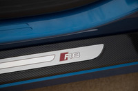 サイドシルのカーボン製キックプレートには、「R8」のロゴが記される。