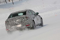 スラローム路を行く新型「マツダ3セダン」。今回はFF車に試乗した。