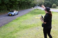 ホンダアクセスのスタッフが手を振れば、パレードランの参加者も手を振って応えていた。