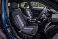 「A3スポーツバック ファーストエディション」のフロントシート。ブルーアクセント付きデビュークロスと呼ばれる表皮を採用した「スタンダードシート」が装備されている。