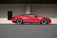 ホイールベースは2900mmにも達する。ボディーの高さはアダプティブエアサスペンションを装備する「RS e-tron GT」のほうが20mm低い（1395mm）。