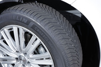 16インチから20インチまでの全35サイズをラインナップする「クロスクライメート3」。夏の大雨や冬の急な雪など、予測しづらい天候変化にも対応でき、日常の運転に安心感をもたらすとうたわれる。価格はオープン。