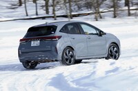 フロントに最高出力136PS、リアに同68PSのモーターを搭載。ただし、両方のモーターが同時にピーク値を発生できるわけではない。