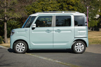 ボディーサイドのリブやサイドガラスを囲んだドアなど、随所にスーツケースをモチーフにしたデザインを採用している。