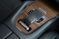 シフトレバー周辺には、タッチパッドの機能も備わるインフォテインメントシステムの操作デバイス（写真奥側）や、車高の調節スイッチ（手前側）がレイアウトされる。