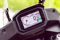 走行情報などを表示する5.0インチフルカラー液晶インフォメーションディスプレイ。4パターンの表示デザインと2種類の背景色が用意されている。