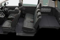 2列シート5人乗り（写真）と3列シート6人乗りが設定される「クロスター」のキャビン。内装色はアウトドアテイストを盛り込んだブラック×カーキのコンビカラーのみの設定。2列シート車の荷室には、上下を2分割して活用できるユーティリティーボードが備わっている。