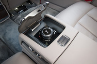 センターアームレストに備わるシアターシステムのコントローラー。ここにも「スピリット・オブ・エクスタシー」の姿が。