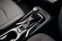 1.8リッター自然吸気エンジン車にはCVTが組み合わされる。7段の疑似マニュアル変速機能を備えている。