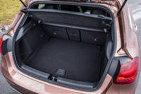 荷室容量は5人乗車の通常使用時で355リッター。後席のバックレストをすべて前方に倒せば、容量を最大1195リッターにまで拡大できる。