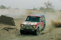 「三菱パジェロ」は1985年のパリ‐ダカールラリーで初めて総合優勝。フランスの三菱自動車販売店であるソノートが走らせたもので、ドライバーもフランス人が務めた。