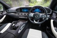 センターコンソールに備わる山形のアシストグリップが特徴的なインストゥルメントパネルまわり。2枚の巨大なディスプレイは、他のモデルでは「ポンと置かれている」ような意匠が多いのに対し、「GLE」ではダッシュボードに埋め込まれたようなデザインとなっている。