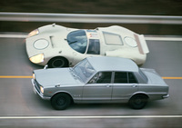 1969年「スカイライン2000GT-R」（PGC10）。並走するプロトタイプスポーツ「R380A-III」用をベースに量産化された、2リッター直6 DOHC 24バルブという市販車としては例のない高度なスペックのエンジンを搭載していた。