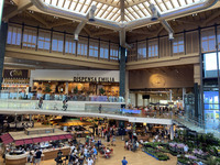 イル・チェントロの内部には建築家のミケーレ・デ・ルッキのアイデアにより、木材が多用されている。2020年7月の最終日曜日、おびただしい人でにぎわっていた。