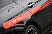 走行用のクルマを飾る「50 YEARS AMG」の文字。AMGの誕生は1967年のことで、今年で50周年を迎える。