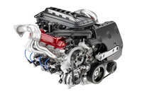 自然吸気の6.2リッターV型8気筒エンジン「LT2」は、最高出力502PS/6450rpm、最大トルク637N・m/5150rpmを発生。伝統的なOHVだが、オイル供給システムはドライサンプ式で、気筒休止機構も搭載している。