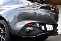 リアまわりは、ダックテール型のスポイラーと八の字型のリアコンビランプで個性を主張する。