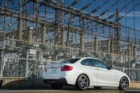 「BMW 2シリーズ クーペ」の上級グレードにあたる「M240i」。2リッターターボエンジンが搭載される「220i」に対し、こちらには340psの3リッターターボエンジンが搭載される。