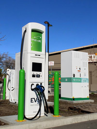 充電インフラでは、既存の急速充電を超える超急速充電の開発が進んでいるが、高電流・高電圧化に対する安全性の確保、水冷冷却システムの採用によるによる高コスト化、そして電力グリッドへの影響など、本格的な普及にはまだ課題が多い。写真はNEDOと日産が米カリフォルニア州に設置した100kWの超急速充電器。CHAdeMO協議会では、2020年をめどに急速充電器の最大出力を350kWまで引き上げる予定だ。