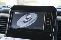 オプションで用意される全方位モニター用カメラの画面。バックビューやサイドビュー、自車を真上から見下ろした俯瞰（ふかん）画像などの表示に加え、ななめ上からの映像を表示する「3Dモニター」機能も搭載。自車付近の障害物の有無を、さまざまな角度から確認できるようになった。