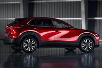 サイドビューに動きがあるクルマといえば、やっぱりマツダだ。写真はコンパクトSUVの「CX-30」。ドアパネルのピークは、カウルからリアフェンダーのトップにかけて、緩やかに下降。リフレクションも大胆の極みである。