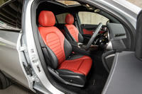 試乗車には本革シート（写真）やBurmesterサラウンドサウンドシステムなどからなる「レザーエクスクルーシブパッケージ」が装備されていた。標準仕様の「GLC43」には、合成皮革のAMGスポーツシートが装備される。