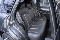 後席にもシートヒーターとエアコン吹き出し口を完備。足元にも頭上にも空間に余裕があり、居心地は良好。