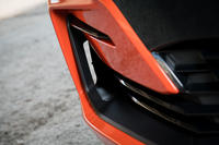 フロントバンパーの左右には写真の通り通風孔が。BMWやメルセデス・ベンツなどにも用いられている技術で、バンパーやフロントタイヤ周辺の空気の流れを整える効果がある。