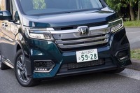 エクステリアデザインの変更は「スパーダ」のみに実施された。LEDヘッドランプやフロントグリルに新デザインが採用されている。