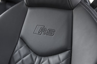 軽量設計のヘッドレスト一体型RSスポーツシート。シートバックに「RS」の文字が刻まれる。