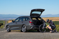 「BMW 3シリーズ」にワゴンボディーの「ツーリング」登場　従来モデルより荷室を拡大の画像
