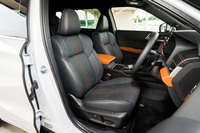 運転席については、より適切なドライビングポジションがとれるようステリングやシートの調整幅を拡大。Aピラーやドアミラーの形状を工夫することで、良好な視界も実現している。