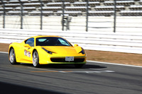 富士スピードウェイのストレートを287km/hで爆走中の「フェラーリ458イタリア」。