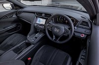 運転席側にボリュームを置いたデザインのインパネ。ダッシュボードの縫い目は、4mm幅で作られたダブルステッチを採用。ステッチ風のデザインではなく、実際に表皮を縫い合わせている。