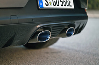 リアまわりでは、「ターボGT」譲りのチタンエキゾーストシステムや、カーボンリアディフューザーも「GTパッケージ」の特徴となっている。