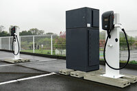 13万円で提供される急速充電器。プラグの形といい「4.9kWhのバッテリーを1時間で90％まで充電可能」という出力といい、なじみのない充電器だと思っていたら、電動バイクの普及が進む台湾の規格のものだった。